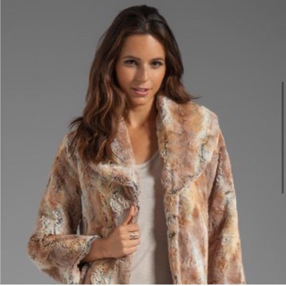 Alice + Olivia Annistyn Round Collar Faux Fur
Coat in Brown - Picture 5 of 10